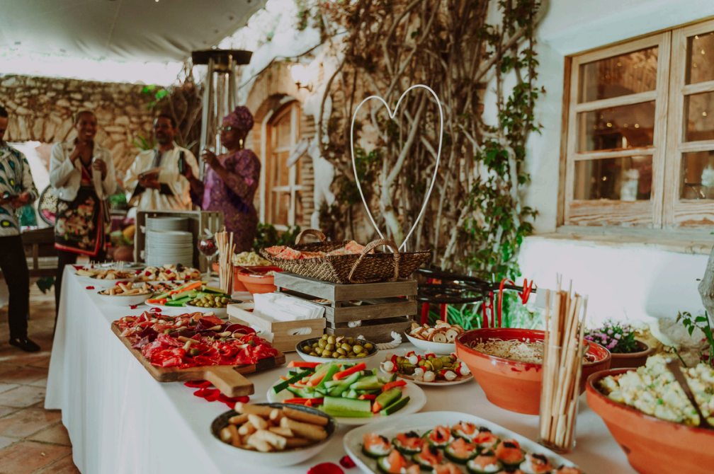 Buffet met gerechten op de bruiloft